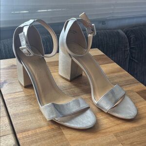 8.5 Elegant Silver Block Heel Sandals - CL By Laundry
